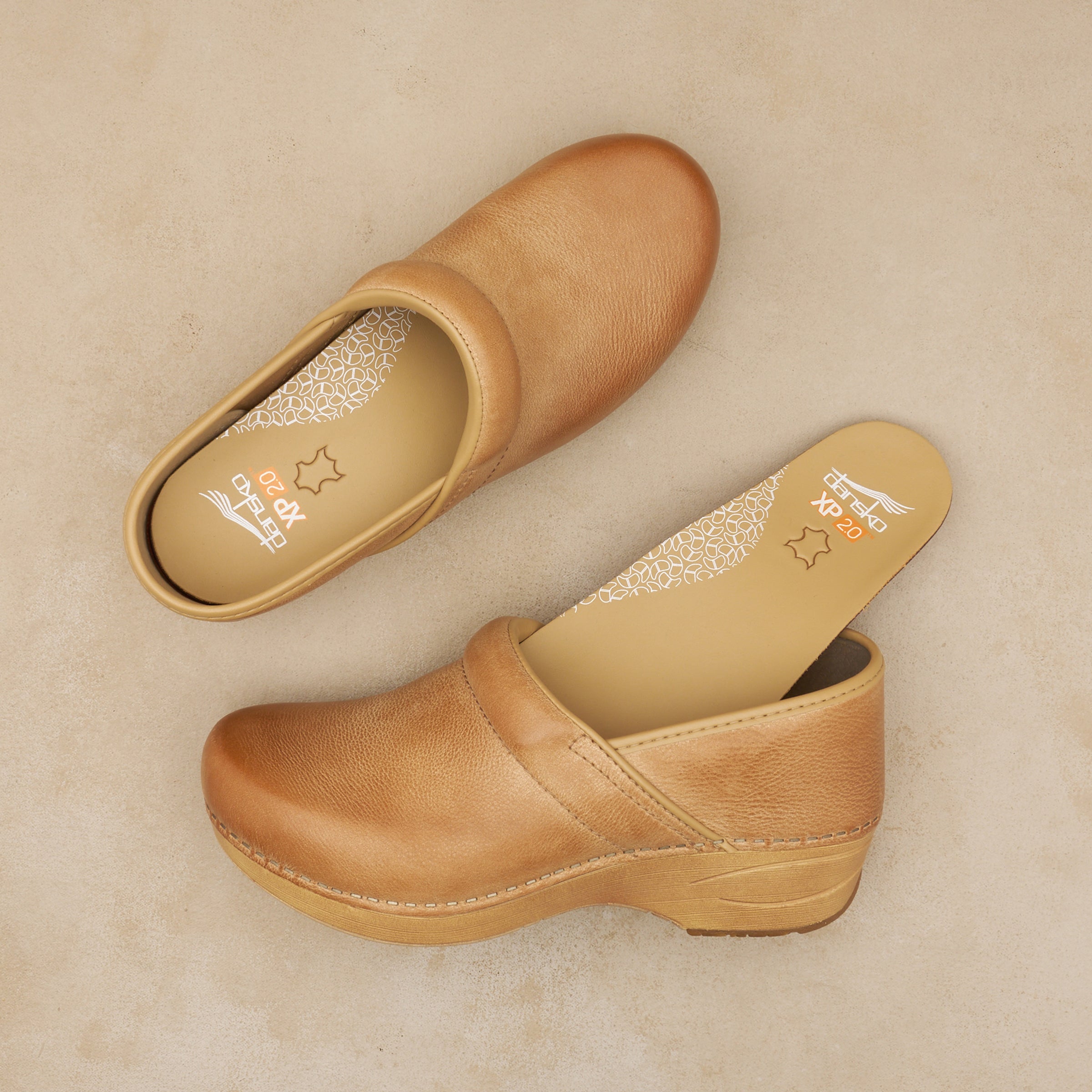 ぺんぎん Dansko XP 2.0 Women's Honey Distressed Stapled Clog – Alexander's